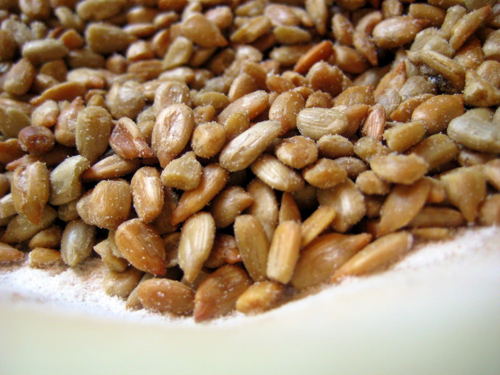 Толстеют ли от семечек. Полезны ли семена подсолнечника жареные. Семечки крупные. Поправляются ли с семечек подсолнуха. Кушать семечки.