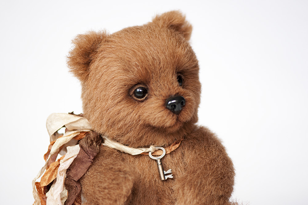 Бурый медведь бежит. Пдюшевый медведь грызли. Описание мягкой игрушки медведь для продажи. Северная америка медведь гризли. Мишка тедди из альпаки ванильно цвета.