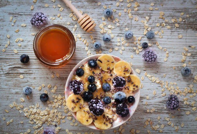 Porridge con plátano, frutos rojos y miel