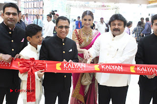 Actress Sonam Kapoor Launch Kalyan Jewellers Anna Nagar Showroom  0020