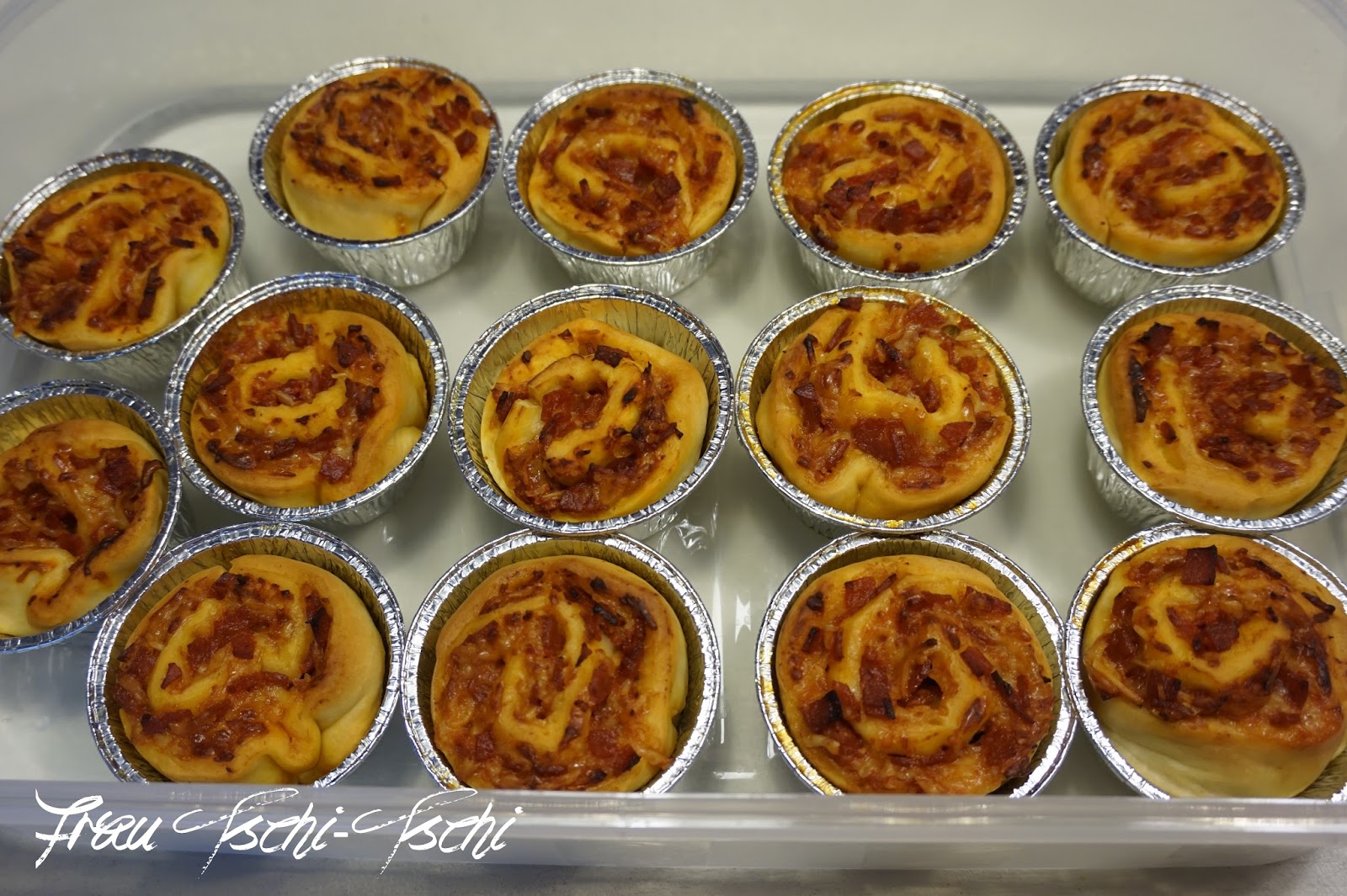 Frau TschiTschi SalamiPizzaMuffin