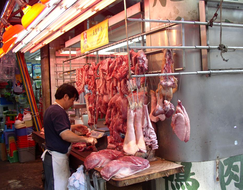 Corazones, pulmones, intestinos, costillares y músculos de cerdos. Carnicería en Manila, Filipinas.
