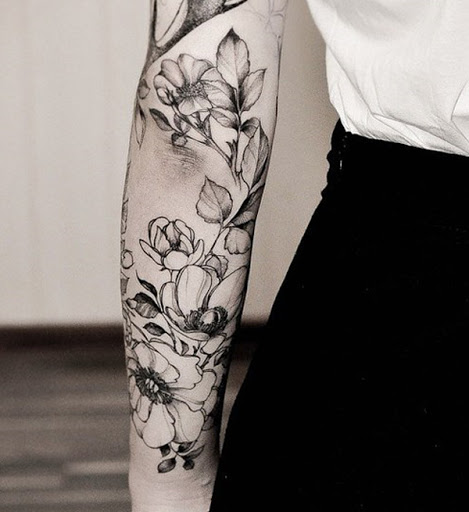 Encantadora manga tatuagem com flora desenhos. A simplicidade, assim como a distância das flores do outro cria sereno e olhar especial sobre o design que o torna ainda mais bonito.