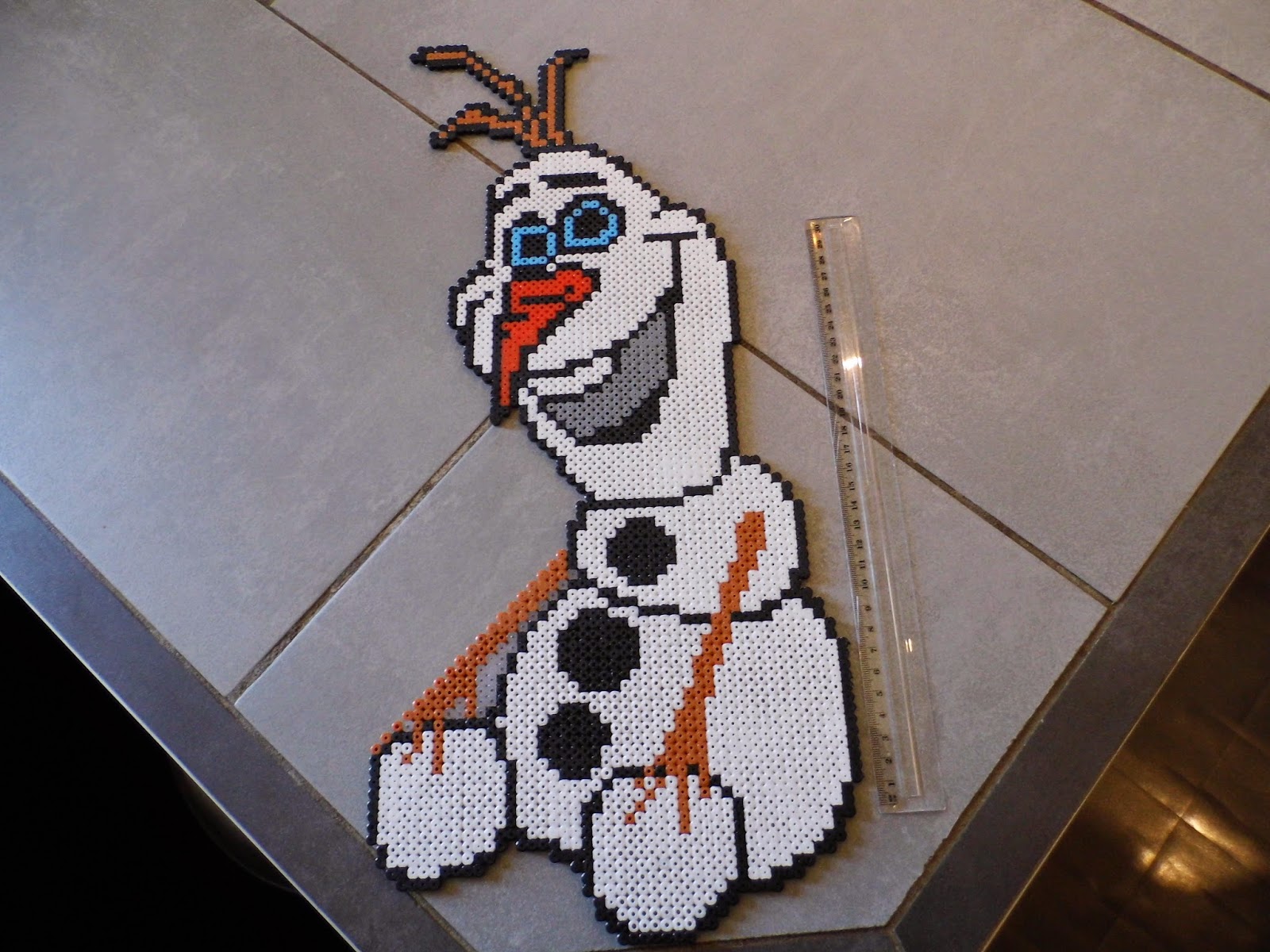 pixel art en perle hama: olaf dans la reine des neiges en perle hama