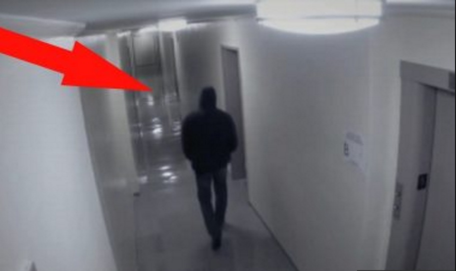 Мужской туалет скрытое видео. Камера видеонаблюдения в коридоре. Видеонаблюдения с камер коридоров в офисах. Люди на камере наблюдения.