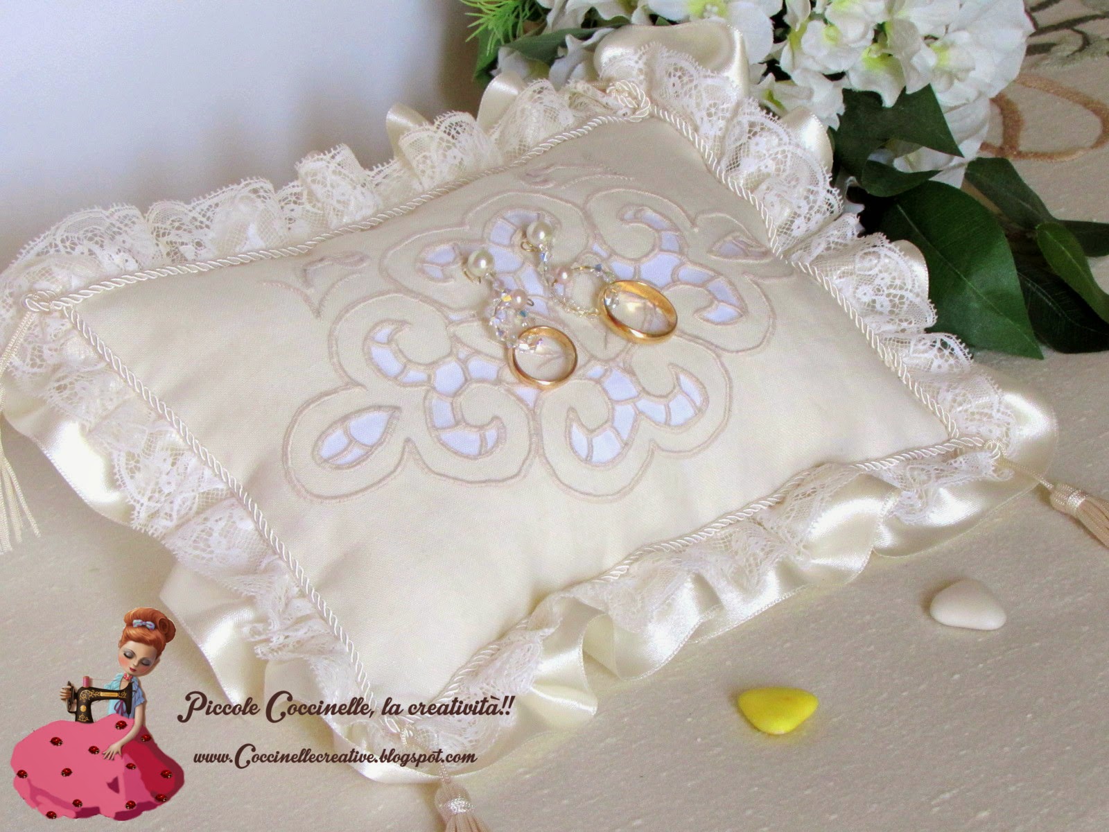 Piccole coccinelle, la creatività !! Cuscino porta fedi ricamato a jpg (1600x1200)