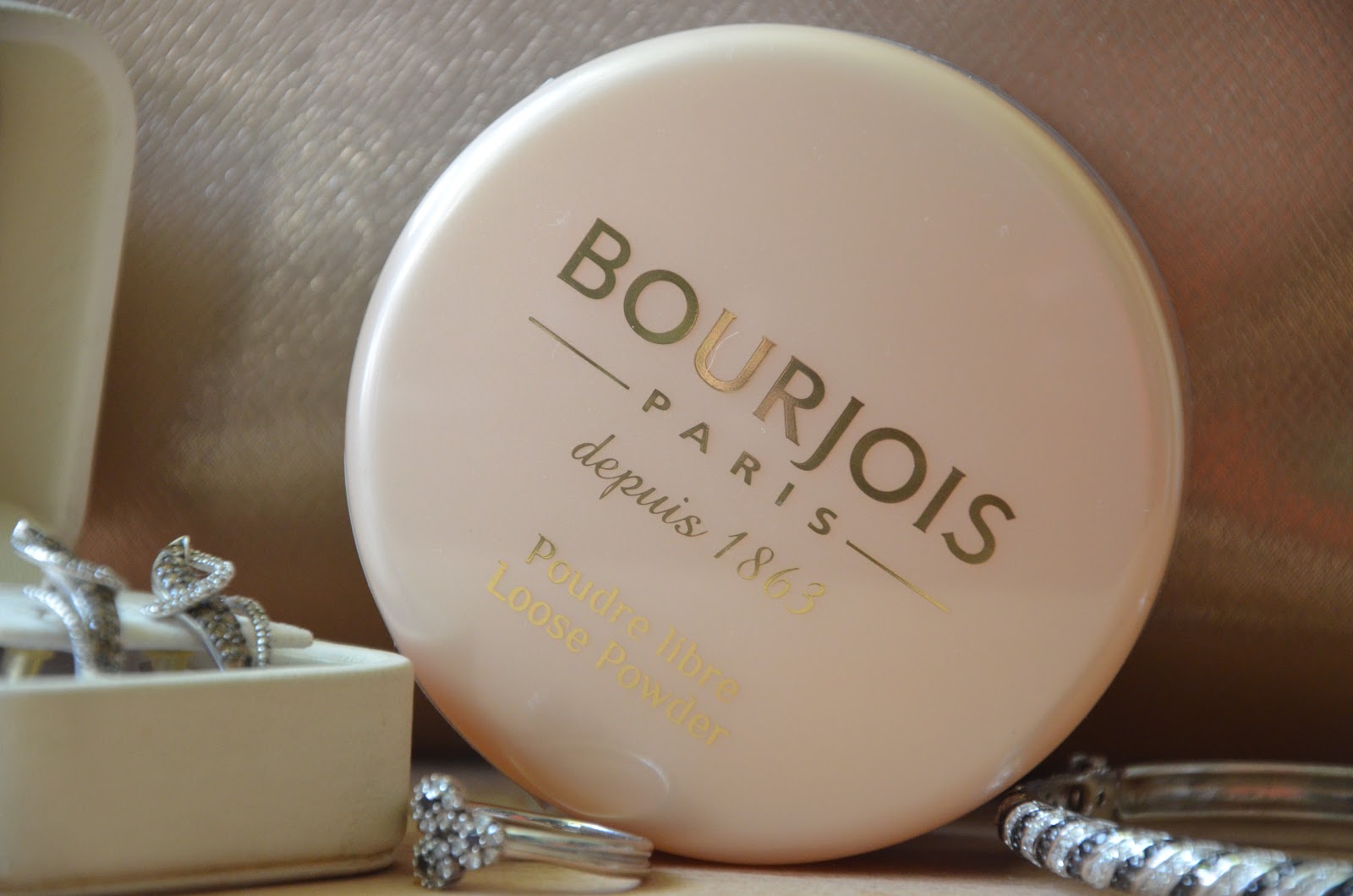 Найти пудра. Пудра буржуа рассыпчатая. bourjois пудра рассыпчатая. буржуа пудра белый флакон. пудра компактная буржуа а белой коробке.