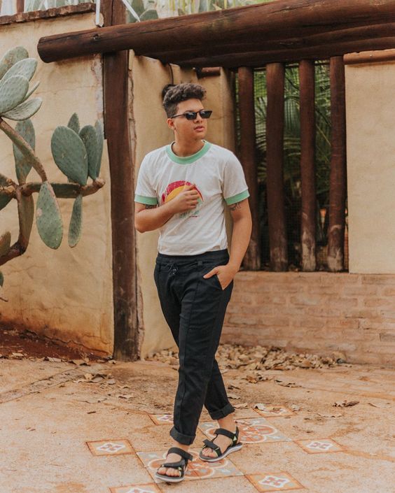 Look Masculino Camiseta por dentro da Calça tendencias masculinas primavera verão 2019