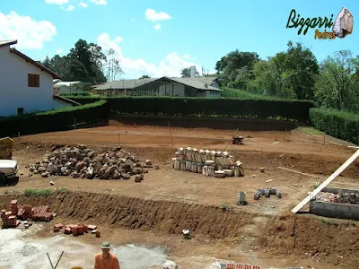 Terminando a terraplanagem do campo de futebol e iniciando o acerto de terra manual para poder fazer o plantio da grama esmeralda em casa em condomínio em Atibaia-SP.