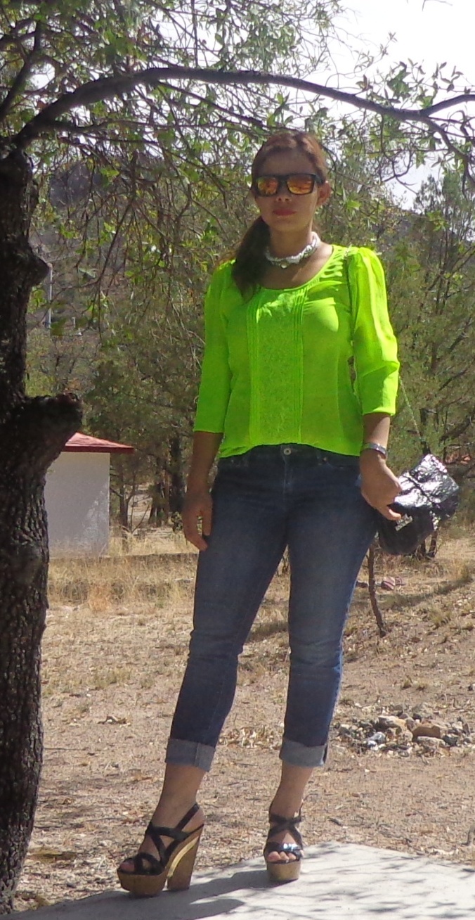 outfit blusa neon
