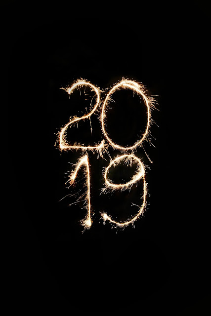 https://unsplash.com/search/photos/fireworks?modal=%7B%22userId%22%3A%22QWFJlWwPh-w%22%2C%22tag%22%3A%22CreditBadge%22%7D