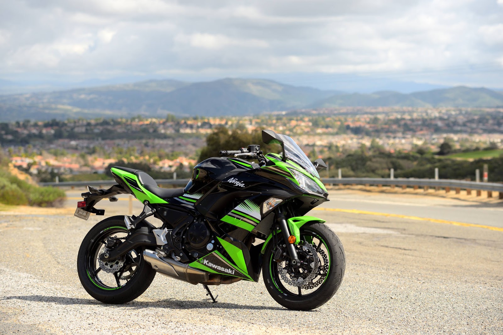 Kawasaki Ninja 650 на дыбы