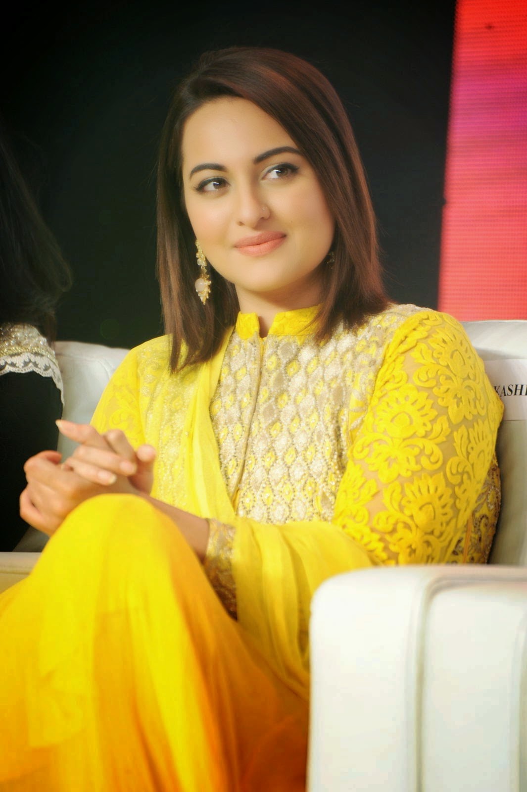 Sonakshi Sinha Looks Gorgeous In Yellow Dress At Telugu Film ‘lingaa Music Success Meet
