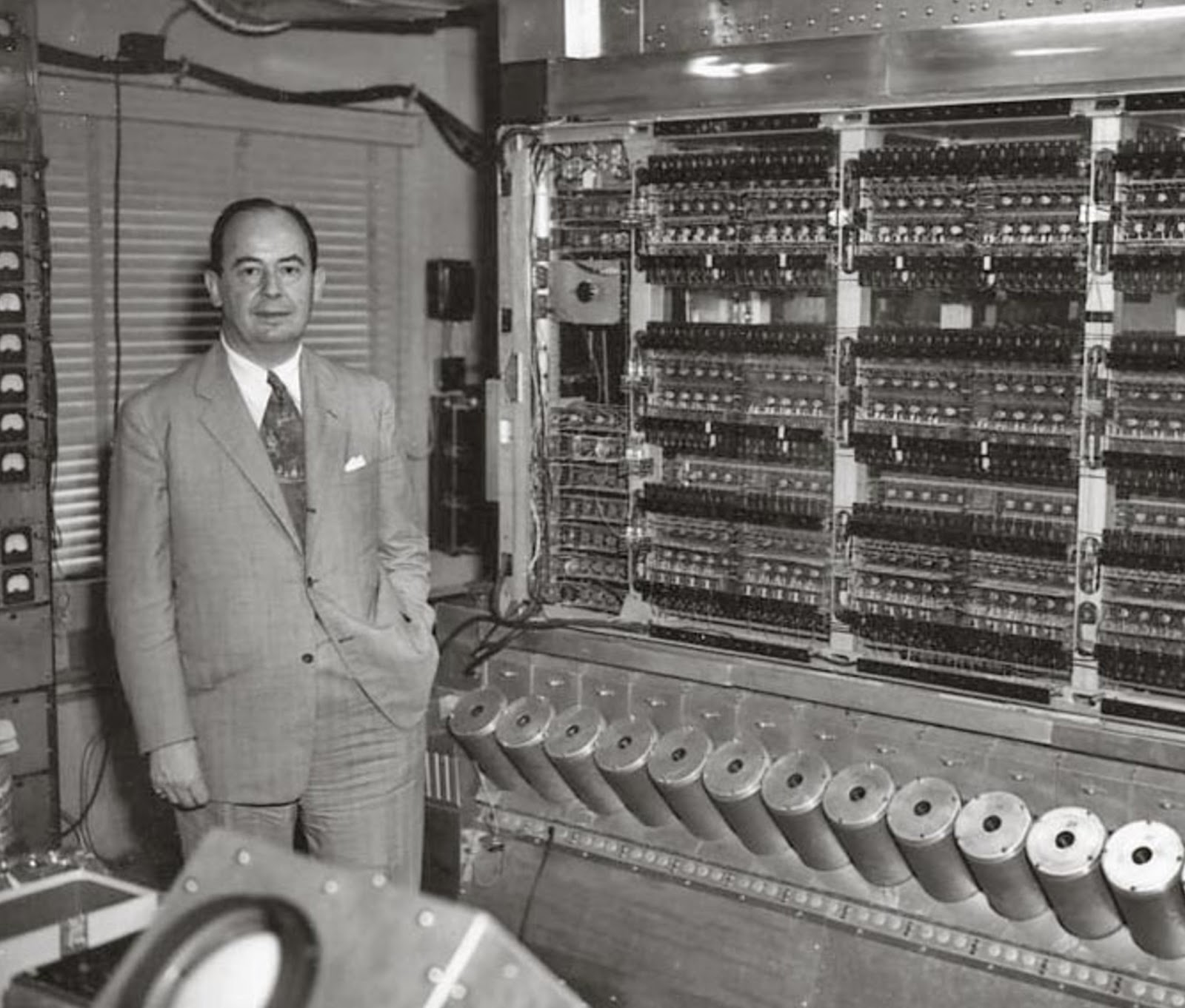 Вычислительная машина тьюринга. Джон фон Нейман. Нейман Джон фон (von Neumann) (1903—1957). Джон фон Нейман вклад.