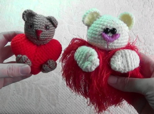 вязаный мишка с сердечком. вязаный медвежонок с сердечком. мишка теди вязаные крючком. вязаные сувениры. вязаный медвежонок с сердечком.