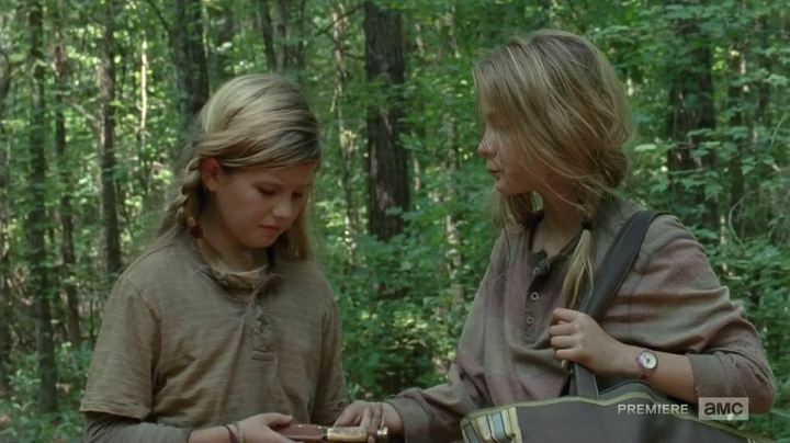 Mica y Lizzie recorren el bosque tras huir de la prisión