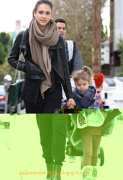 Thumb Thumb: Jessica Alba : Christmas shopping with family's