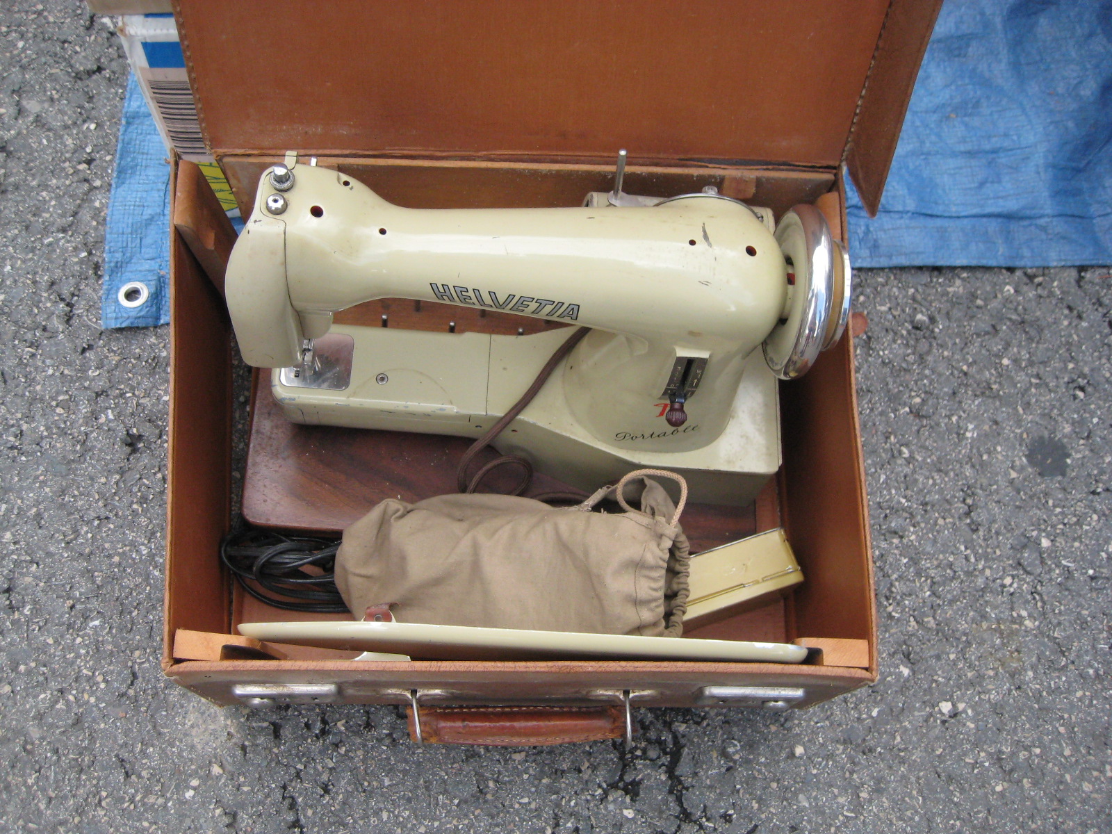 Retro Tech Geneva Post(Card)ADay 9 Of Sewing Machines and Typewriters