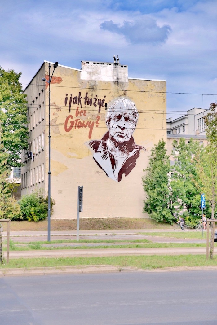 Zastanawiacie się, jak zwiedzać Łódź? Możliwości jest wiele. Co powiecie na wędrówkę szlakiem tutejszych murali? Wystarczy spędzić tu kilka dni, by zauważyć, że miasto związane z filmem ma do zaproponowania znacznie więcej niż spacer po osławionej Piotrkowskiej i relaks w Manufakturze. Tu rządzi sztuka, a Łódź to raj dla wielbicieli ulicznego street art'u. Pierwsze wielkoformatowe malowidła na łódzkich kamienicach i blokach pojawiały się jeszcze w czasach PRL-u. Wciąż znaleźć można pamiątki po tamtych czasach, w sumie ok. 40 malowideł. Obok nich już lata temu pojawiły się nowe, zmieniając szare i ponure ściany w kolorowe, ciekawe obrazy. Ożywiły przestrzeń publiczną. Łódzka galeria pod gołym niebem wciąż się rozrasta. Kolorowych murali regularnie przybywa, pojawiają się jak grzyby po deszczu. Do tego stopnia, że wielkoformatowe malarstwo stało się wizytówką miasta. Niedawno powstał tu nawet pierwszy w Polsce i jeden z trzech na świecie mural trójwymiarowy (przy ul. Pomorskiej 93), który najlepiej oglądać po założeniu specjalnych okularów polaryzacyjnych. Łódź z sukcesem wypromowała się jako miasto murali, chociaż ich liczba nie jest największa w kraju. Tutejsze dzieła wyróżniają się rozmiarami i tematyką. Część malowideł nawiązuje do otoczenia, inne mają kontekst historyczny. Ich autorami są artyści z całego świata. Mural „Łódź”, Piotrkowska 152 jest najstarszym wielkoformatowym muralem, jaki tu powstał (nie licząc czasów PRL-u). Co więcej, kiedy go malowano w 2001 roku, był największym muralem na świecie. Przejście szlakiem tutejszych murali wymaga czasu i trudno podczas jednego spaceru zobaczyć wszystkie, nawet najciekawsze. W Łodzi organizowane są bezpłatne wycieczki ich szlakiem. Jednak moim zdaniem dużą frajdę sprawia odkrywanie ich na własną rękę, bez szczególnego pośpiechu. Jeśli nie dysponujecie czasem poszukajcie murali w ścisłym centrum Łodzi, w okolicy Piotrkowskiej i w bocznych uliczkach, w pobliżu OFF Piotrkowska. Marta