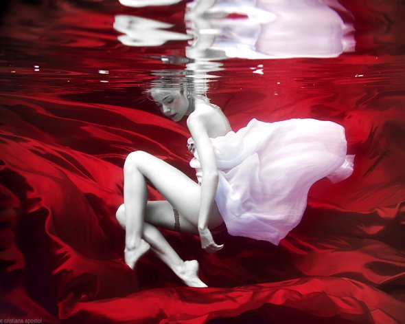 Cristiana Apostol deviantart fotografia conceitual sub aquática mulheres água luz cores beleza lirismo