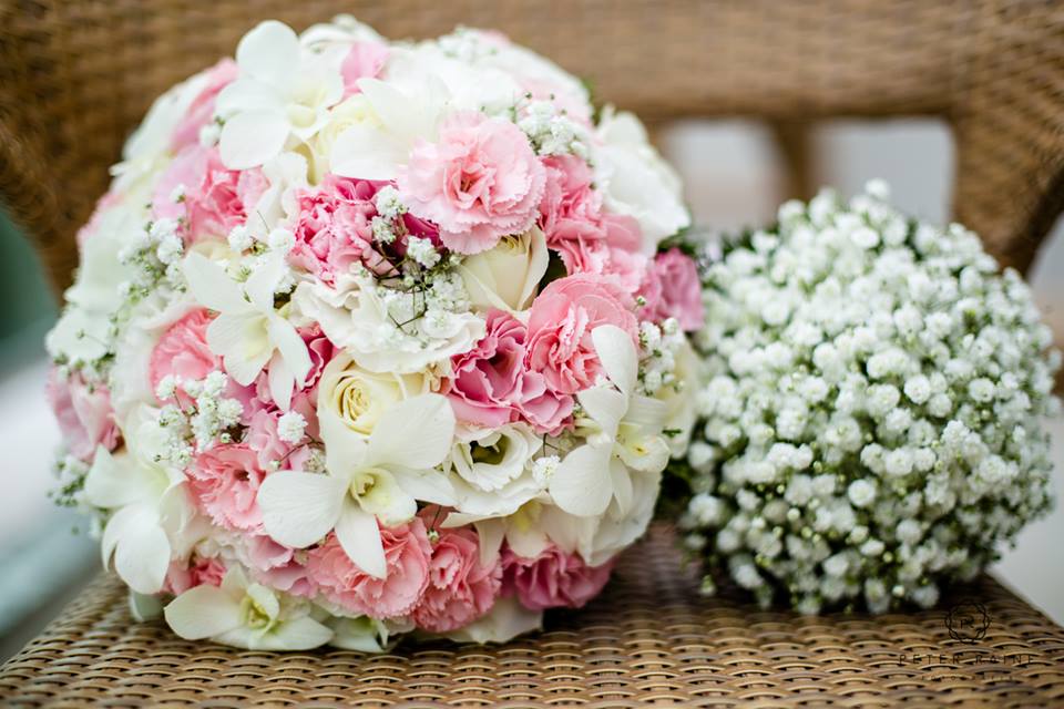 Nane Buques: Buquê redondo om mix de flores nas cores branca e tons de rosa  claro.