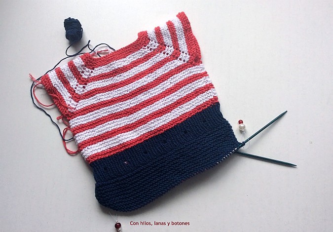 Con hilos, lanas y botones: Pelele marinero de punto para bebé (patrón gratis)