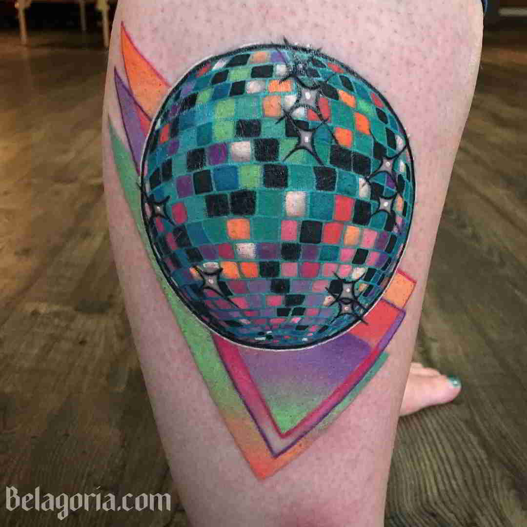Un tatuaje new School para mujer muy colorido