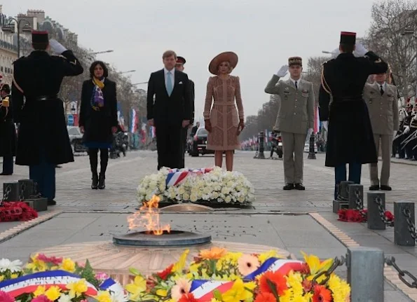 King Willem Alexander and Queen Maxima of the Netherlands lay flowers in front of the tomb of the Unknown Soldier at the Arc de Triomphe during a welcoming ceremony