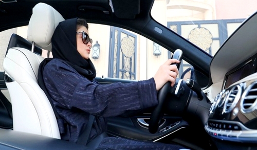Mulai 24 Juni Nanti, Wanita Arab Saudi  Boleh Nyetir Mobil Sendiri 