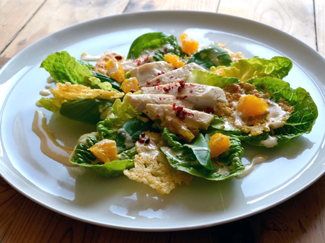 Grüsse aus der Küche: Caesar Salad mit Hähnchenbrust und Parmesanchips