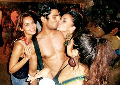 Similar Actresses kissing each other Actresses kissing each other doubt it