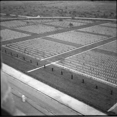 Blick über den Soldatenfriedhof von Verdun vom Turm des Beinhauses - 1940-1945