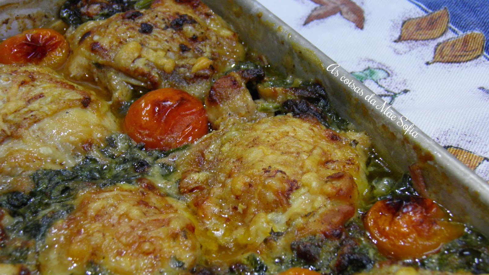 Coxas de frango no forno com molho de espinafres, cogumelos e Parmesão