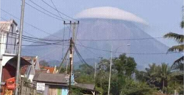 Fenomena Gunung Semeru Keluarkan Asap Berbentuk 
