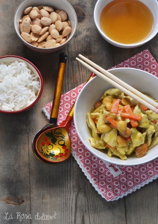 Pollo con almendras al curry