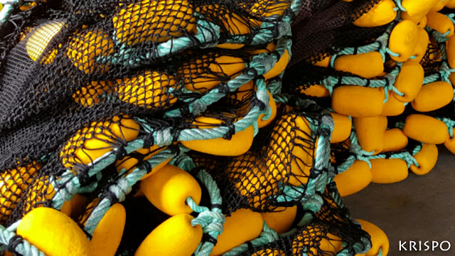 flotadores amarillos de redes de pesca