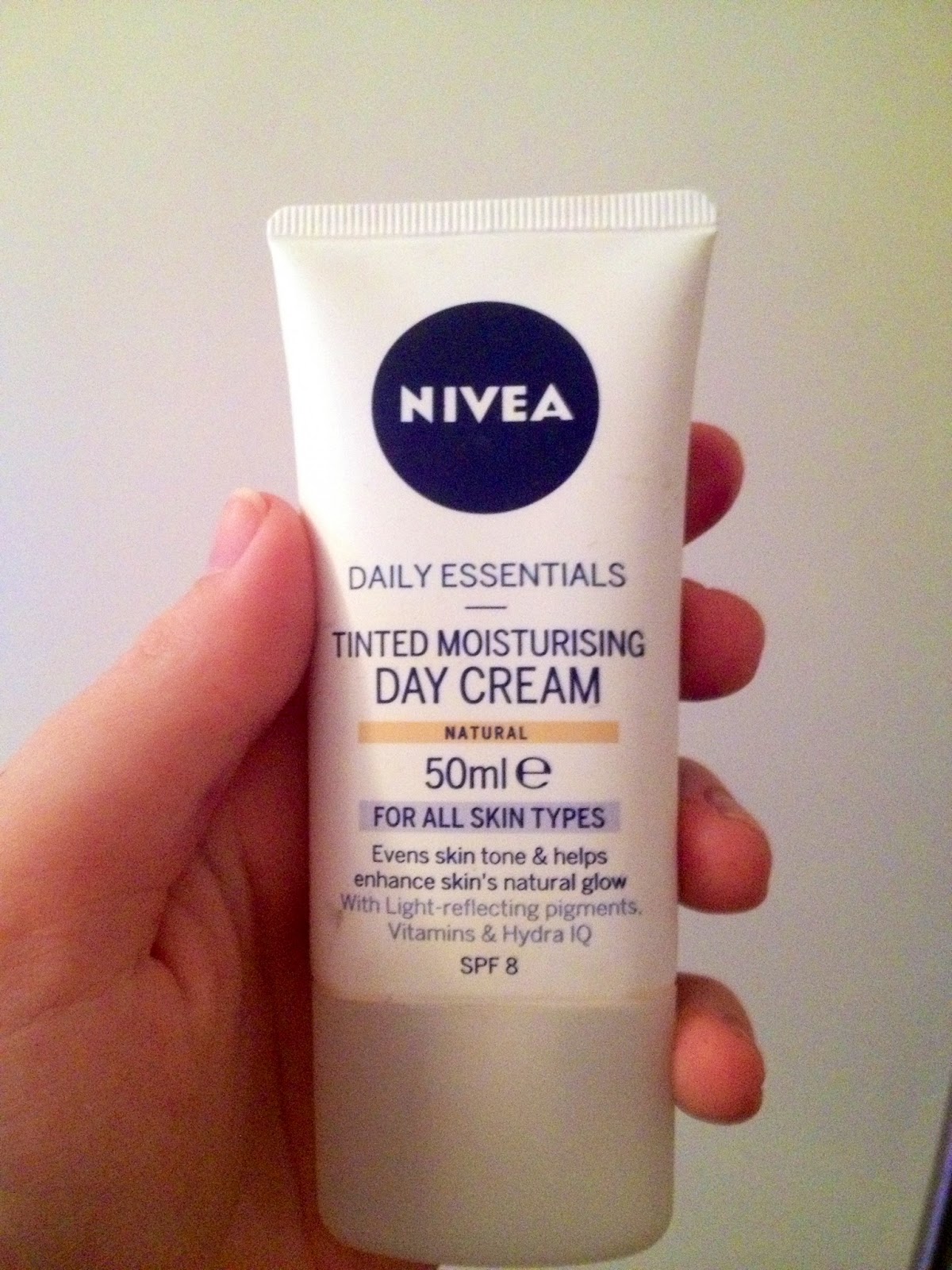 nivea tinted moisturising day cream