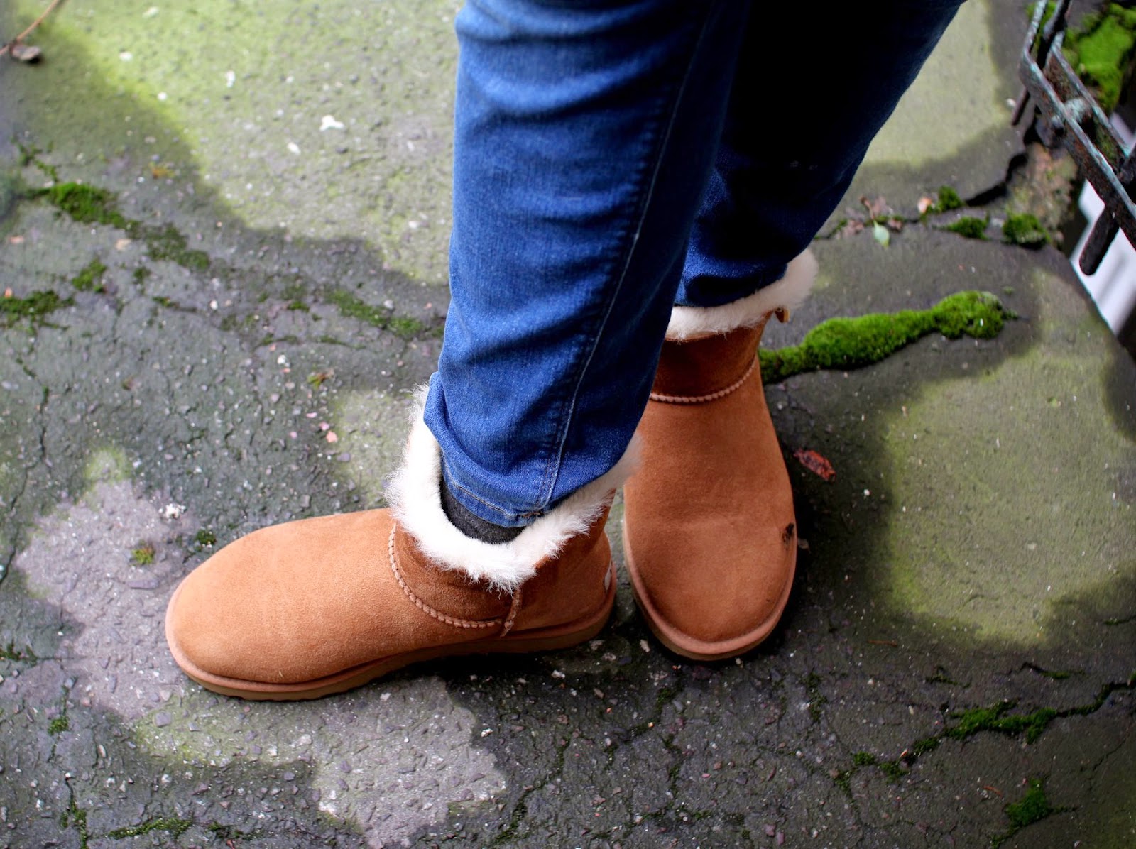 lifestyle: CASUAL OUTFIT WITH UGG AUSTRALIA BAILEY BUTTON MINI