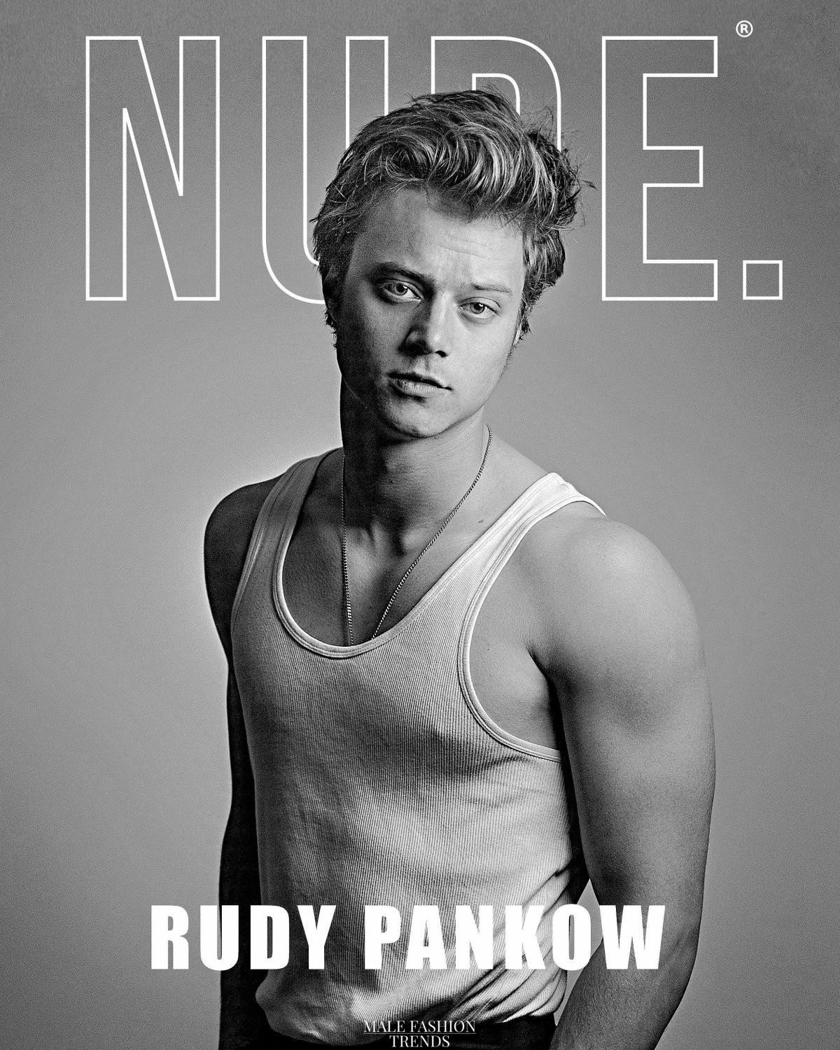 Rudy Pankow para NUDE Magazine en fotos de Kelly Balch