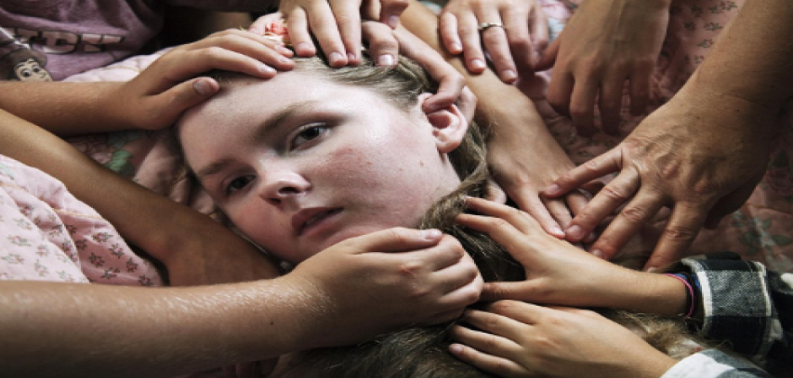 Η πιο τραγική εικόνα - Ένα κορίτσι πεθαίνει στα χέρια των δικών της από ανίατη ασθένεια