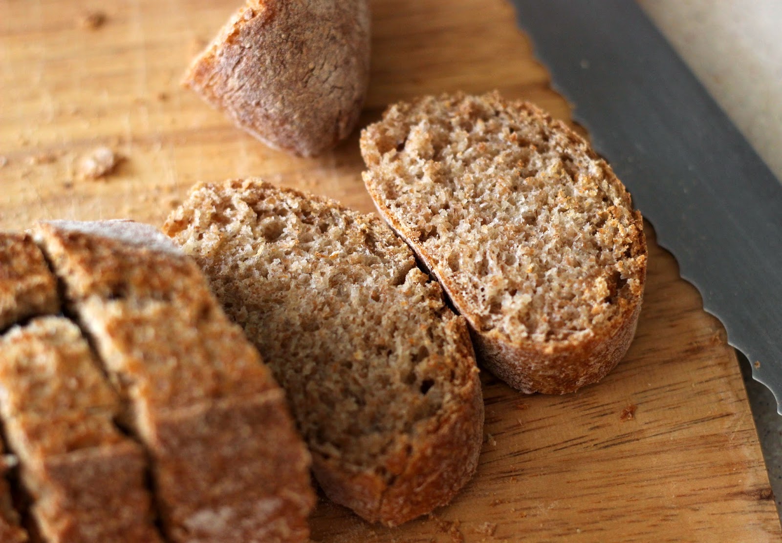 Пышный хлеб на сковороде. Пышный ноздреватый хлеб. Части хлеба. Нижняя сторона хлеба.
