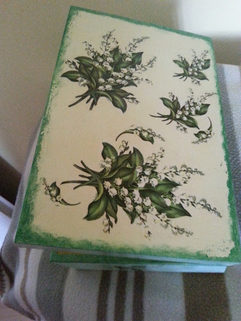 Ręcznie malowana zielona szkatułka w konwalie. Moje pierwsze prace handmade.