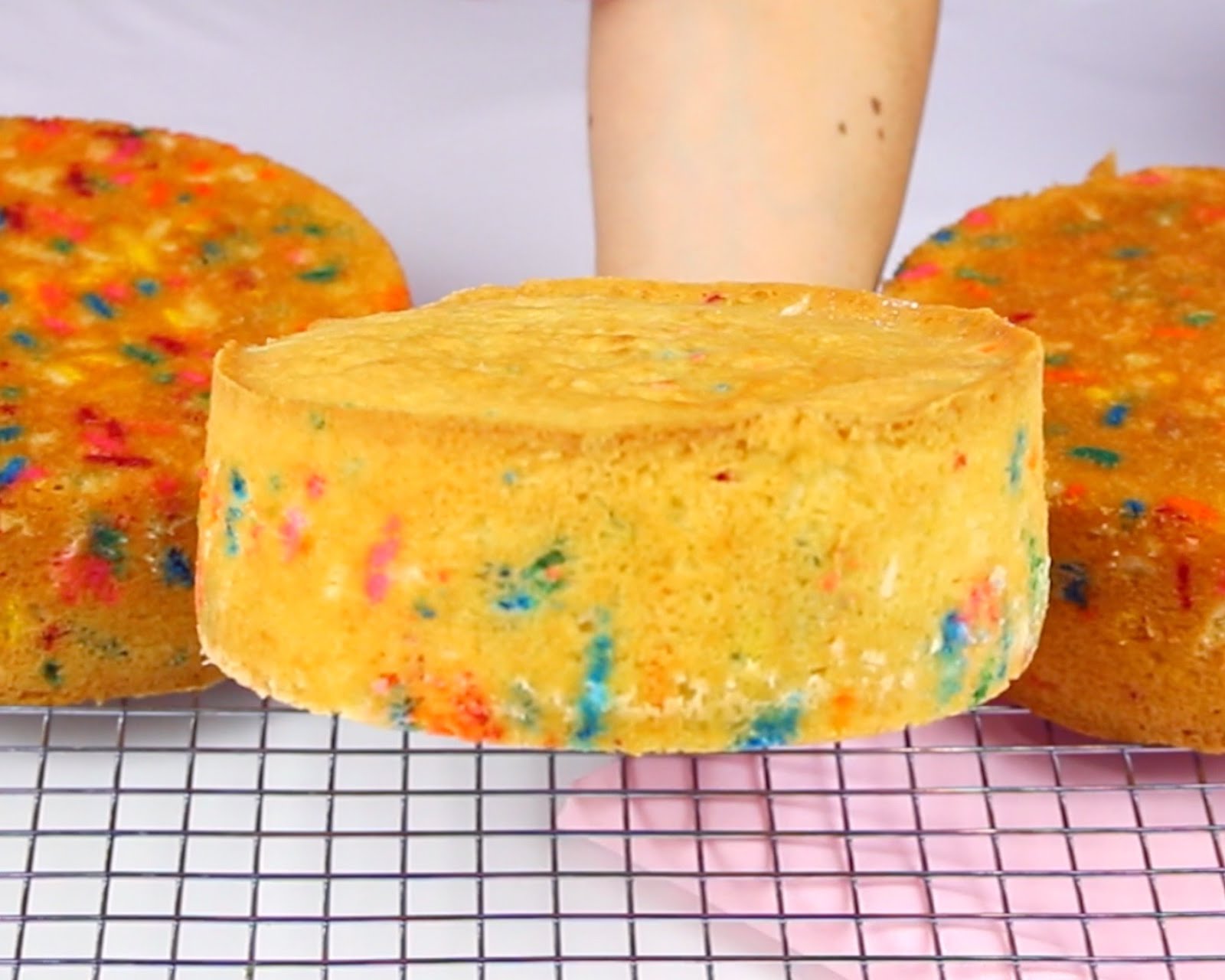 {VIDEO} How To Bake Flat Cakes (5 Tips for Baking Layer Cakes) The
