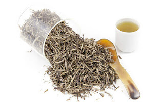 Hojas secas de té blanco