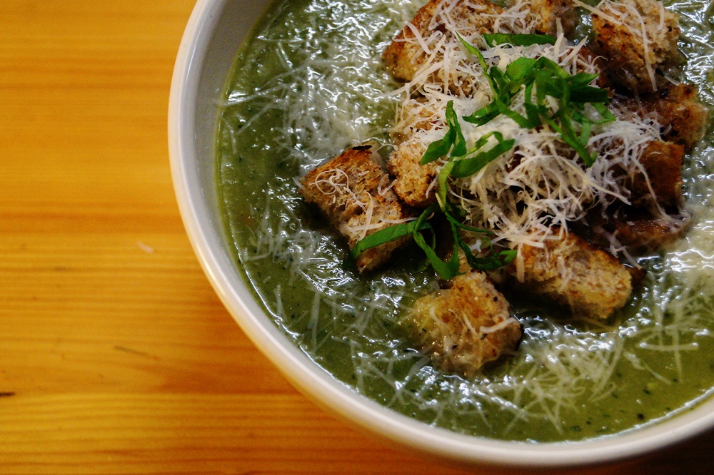 Zucchini-Suppe mit Chili-Croutons