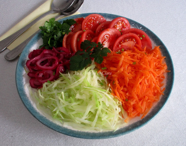 Ensalada De Repollo Con Zanahoria, Tomate Y Cebolla Pochada
