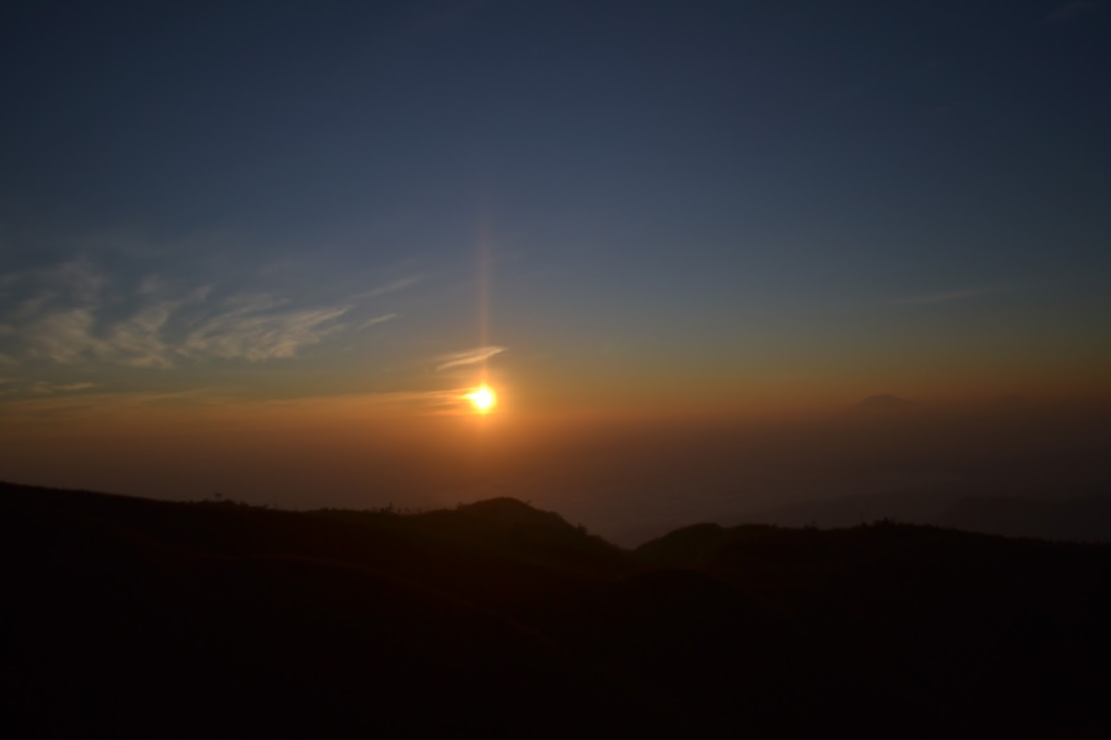 Memburu Golden Sunrise di Puncak Gunung Prau Dieng
