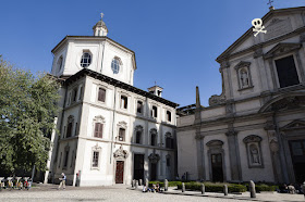 Plaza de San Esteban de Milán, con las iglesias de san Esteban y san Bernardino en disposición perpendicular.