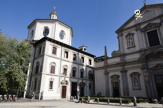 Piazza di Santo Stefano en Milán. Plaza de San Esteban de Milán, con las iglesias de san Esteban y san Bernardino en disposición perpendicular.