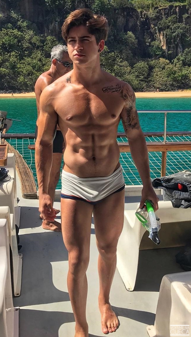 Vídeo: Henrique Lima posta snap tomando banho pelado - Volume na Cueca